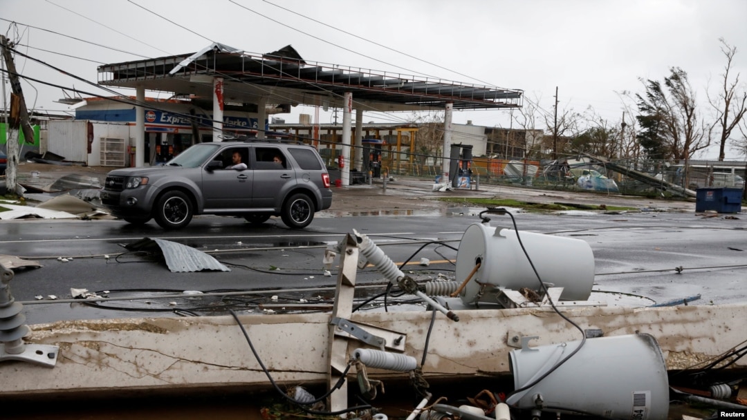 Instalasi listrik di Guayama, Puerto Rico terlihat porak poranda pasca hantaman Badai Maria yang melanda kawasan tersebut, 20 September 2017. (REUTERS/Carlos Garcia Rawlins).