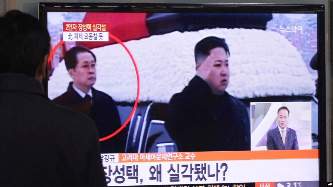 Tayangan TV Korsel memperlihatkan, Jang Song Thaek (belakang) mendampingi Kim Jong-Un dalam sebuah upacara di Pyongyang (foto: dok). 