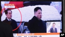 Tayangan televisi memperlihatkan Jang Song Thaek mendampingi Kim Jong-Un dalam sebuah upacara di Pyongyang (foto: dok). 