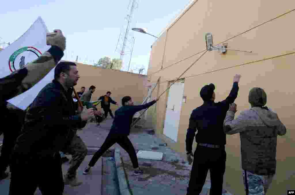 No estuvo claro de inmediato qué causo el fuego en la zona de recepción, ubicada cerca del estacionamiento del complejo (Foto: AFP/Ahmad Al-Rubaye)