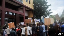 Des militants guinéens de "Balai Citoyen Guinee" participent à une manifestation devant la cour constitutionnelle de Conakry, le 19 septembre 2018.