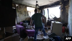 Lokalni stanovnik traži netaknute stvari u svom stanu u stambenoj zgradi uništenoj u raketnom napadu dan ranije, u Kijevu, 9. jula 2024. godine, usred ruske invazije na Ukrajinu.
