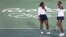 Venus Williams (kanan) dan adiknya Serena dalam pertandingan ganda tenis putri di Olimpiade Rio de Janeiro 2016. (AP/Charles Krupa)