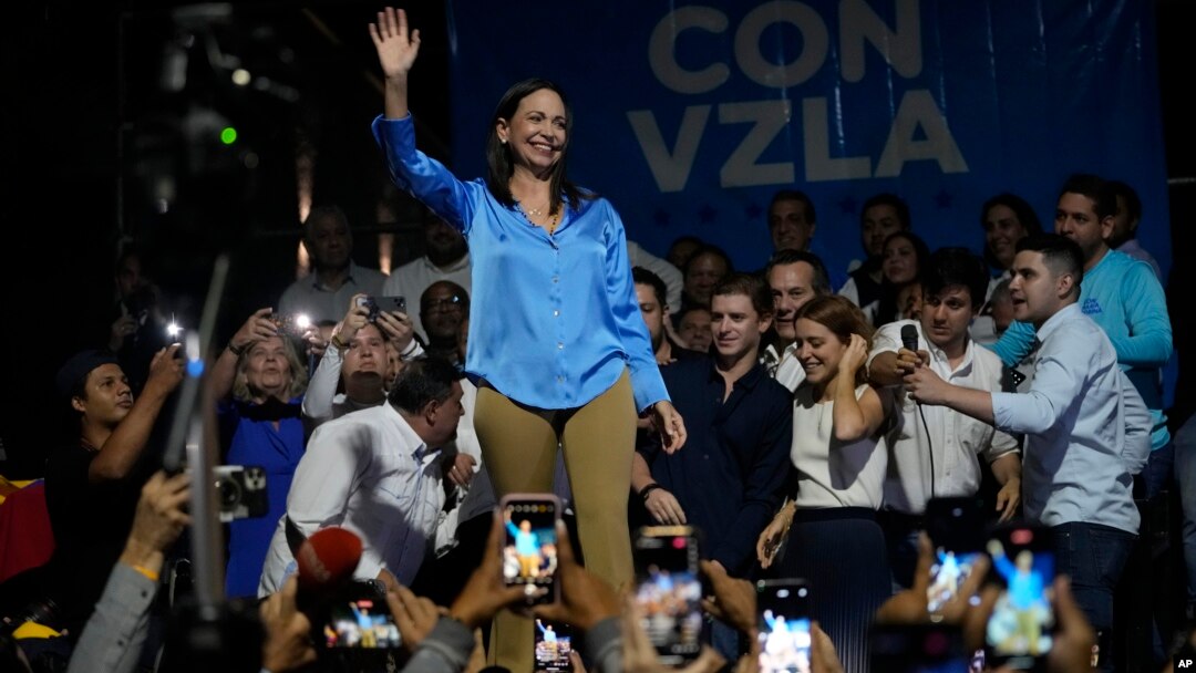 La candidata presidencial opositora María Corina Machado saluda a aliados y seguidores en su comando de campaña tras ganar la primaria del 22 de octubre, en Caracas.