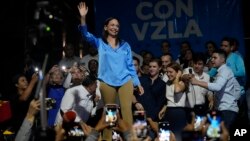 La candidata presidencial opositora María Corina Machado saluda a aliados y seguidores en su comando de campaña tras ganar la primaria del 22 de octubre, en Caracas.