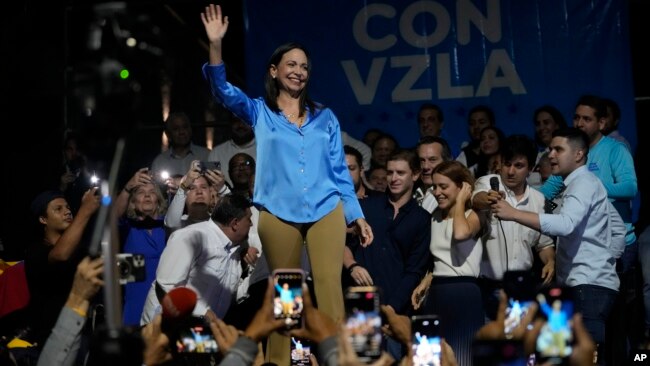 La candidata presidencial opositora María Corina Machado saluda a aliados y seguidores en su comando de campaña tras ganar la primaria del 22 de octubre, en Caracas.