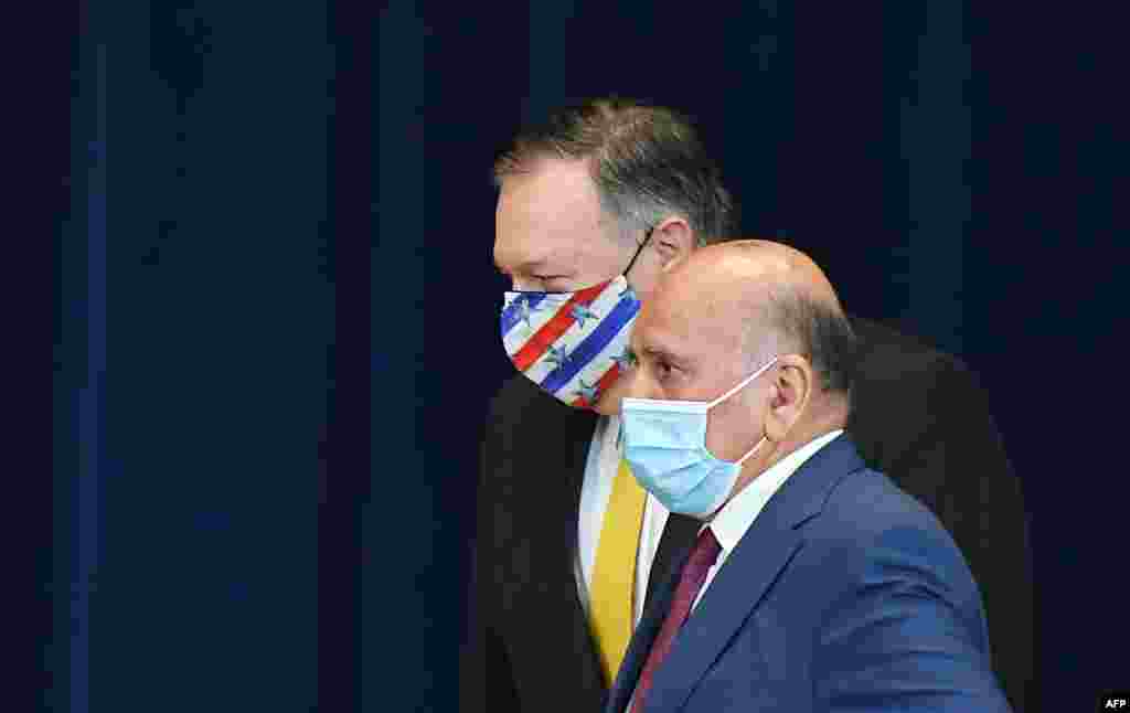 마이크 폼페오 미국 국무장관과 푸아드 후세인 이라크 외무장관이 워싱턴 국무부 청사에서 신종 코로나바이러스 예방을 위해 마스크를 쓴 채 기자회견장에 도착했다.