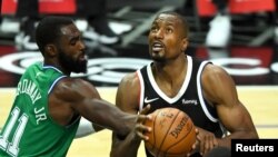 Serge Ibaka des Los Angeles Clippers (à droite) face à Tim Hardaway Jr. des Dallas Mavericks, USA, le 27 décembre 2020.