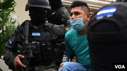 Miembros de la Fuerza Nacional antimaras y pandillas arrestan a José Alejandro Núñez Cruz, presunto administrador de lapandilla MS-13 en una exclusiva área residencial de Tegucigalpa, Honduras.