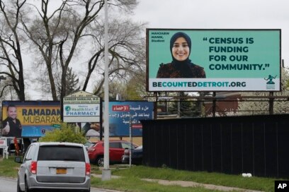 Sebuah papan iklan yang menyoroti Sensus 2020 terlihat di Dearborn, Michigan, 30 April 2020. (Foto: AP)