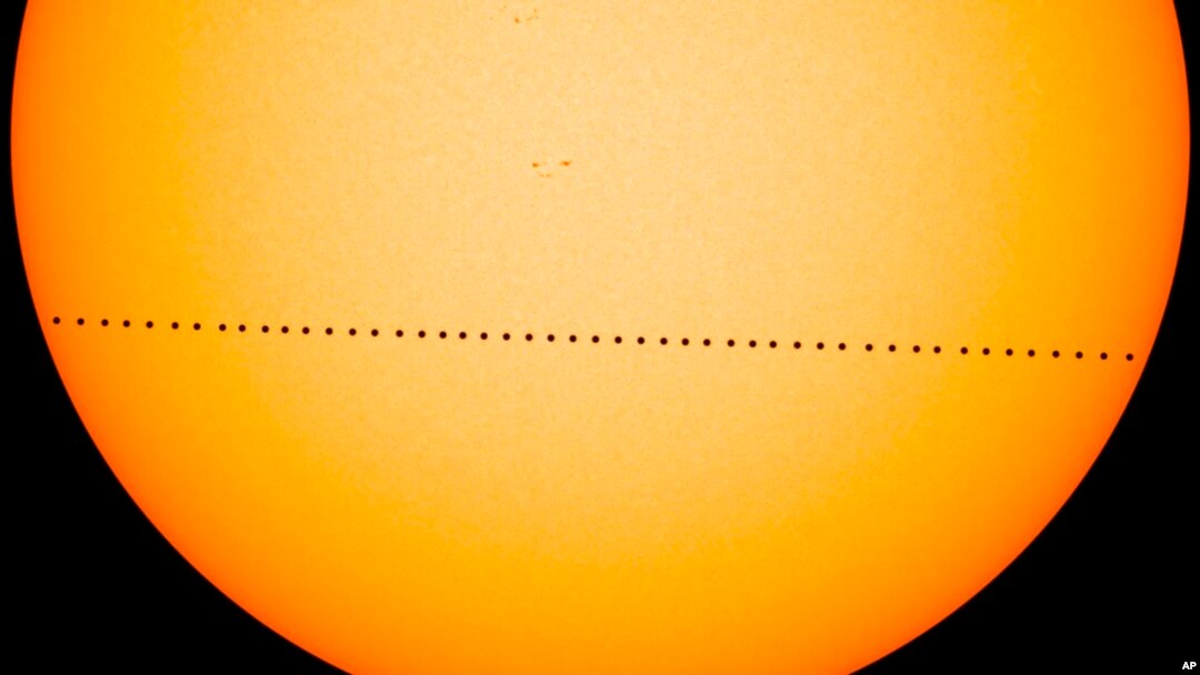 El planeta más pequeño del sistema solar y el más cercano a nuestra estrella parecerá el lunes un pequeño punto negro cuando pase justo entre la Tierra y el Sol. 