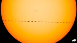 El planeta más pequeño del sistema solar y el más cercano a nuestra estrella parecerá el lunes un pequeño punto negro cuando pase justo entre la Tierra y el Sol. 