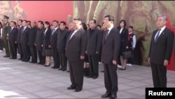 24일 중국 랴오닝성 단둥을 방문한 김정은 북한 국무위원장이 왕후닝 중국 정협 주석, 왕이 외교부장 등과 함께 '항미원조 기념관'을 방문하고 추모 화환을 진정했다. 중국 CCTV 보도 화면 캡처.