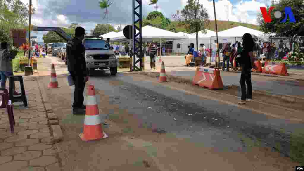 Carros cruzan el punto de control en la frontera entre Brasil y Venezuela por Pacaraima. Foto: Celia Mendoza - VOA