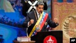 El presidente venezolano, Nicolás Maduro, pronuncia su discurso anual ante legisladores e invitados en el Teatro Teresa Carreño en Caracas, Venezuela, el miércoles 15 de enero de 2025. (Foto AP/Ariana Cubillos)