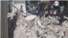 Grupos de haitianos observan los destrozos causados por un fuerte terremoto de magnitud 7,0 en el oriente del país el 14 de agosto de 2021. Foto de Makenson Charles, VOA.
