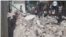 Grupos de haitianos observan los destrozos causados por un fuerte terremoto de magnitud 7,0 en el oriente del país el 14 de agosto de 2021. Foto de Makenson Charles, VOA.