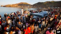 Warga antri untuk mendapatkan bantuan makanan pasca hantaman Badai Matthew di Anse D'Hainault, Haiti, 11 Oktober 2016 (Foto: dok).