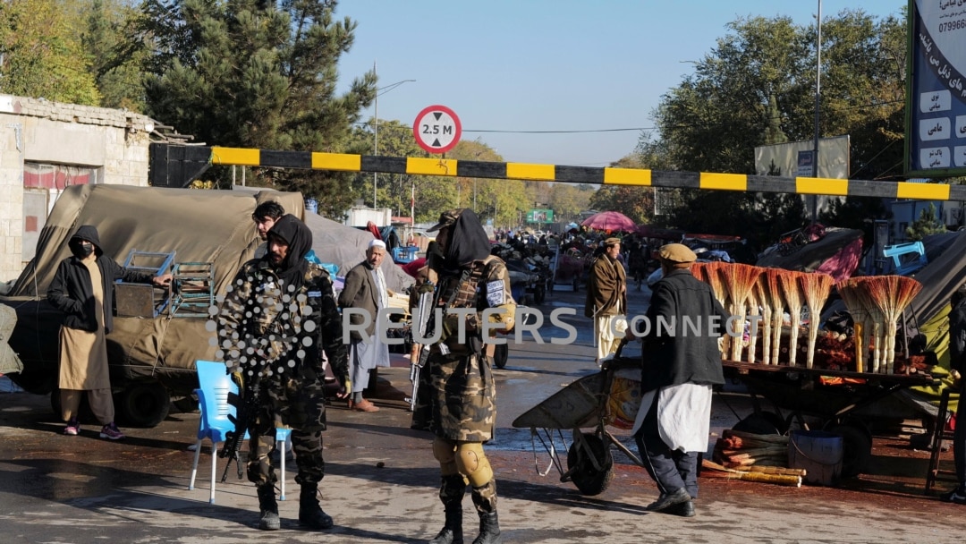 Abarwanyi b'abatalibani bahagazi kuri bariyeri i Kabul muri Afuganistani, kw'italiki ya 5/11/2021
