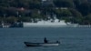 Seorang pria sedang duduk di sebuah perahu nelayan dekat peluru kendali China, Shangqiu, bersandar di Xiamen, Provinsi Fujian, China, 26 Desember 2023. (Foto: Andy Wong/AP Photo)