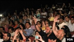 Penonton bersorak dalam konser Qawalli oleh Amjad Sabri di Annadale, Virgina tahun 2013. (Foto: VOA/Saqib Ul Islam).