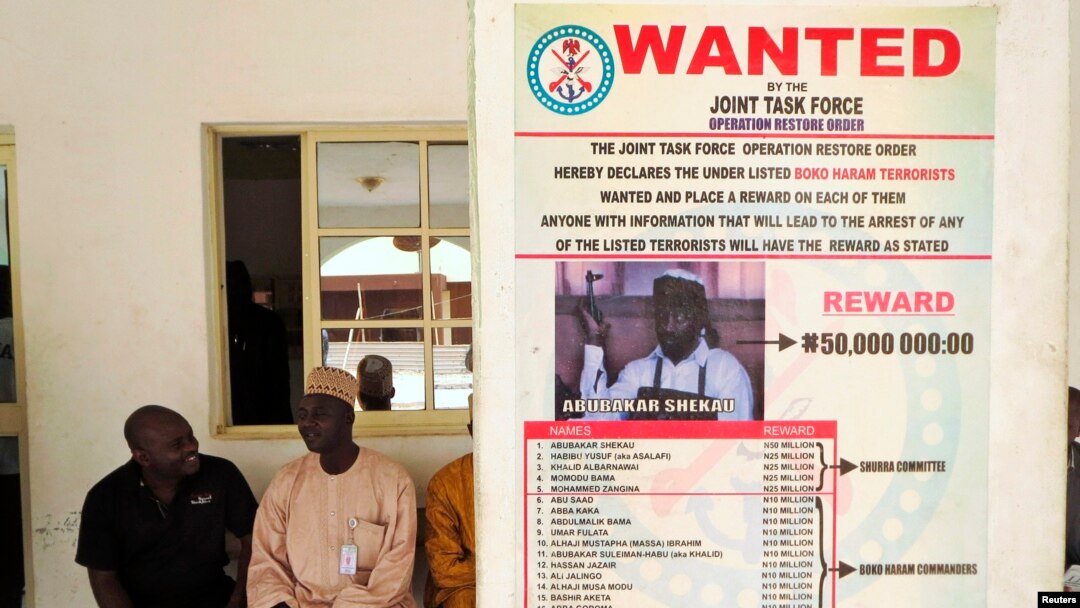Poster yang mengumumkan hadiah bagi penangkapan pemimpin Boko Haram, Abubakar Shekau, di desa Baga, luar kota Maiduguri, Nigeria. (Foto: Dok)