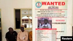 Poster yang mengumumkan hadiah bagi penangkapan pemimpin Boko Haram, Abubakar Shekau, di desa Baga, luar kota Maiduguri, Nigeria. (Foto: Dok)