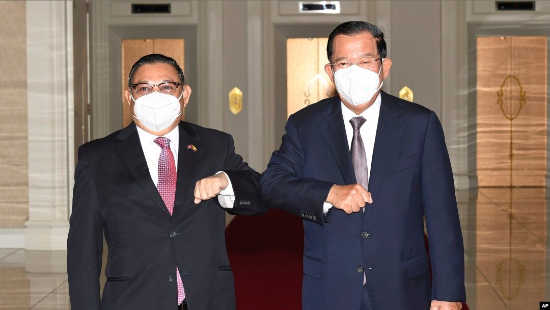 PM Kamboja Hun Sen (kanan), menyapa Menlu Myanmar Wunna Maung Lwin di Peace Palace, Phnom Penh, Kamboja, Selasa, 7 Desember 2021. (An Khoun Sam Aun/Televisi Nasional Kamboja) 