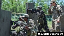 Tentara AS dan Filipina dalam latihan militer bersama di Fort Magsaysay dekat Manila tahun lalu (foto: ilustrasi). 