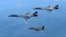 En esta foto de archive del 20 de junio de 2017 se ven dos bombarderos estadounidenses B-1B (arriba) junto a un bombardero surcoreano F-15K sobre la península coreana.