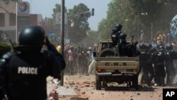 La police face aux manifestants, Ouagadougou, Burkina, 28 octobre 2014.