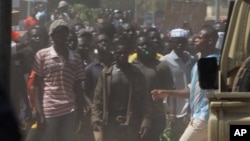 Des Burkinabè manifestent le 28 octobre 2014