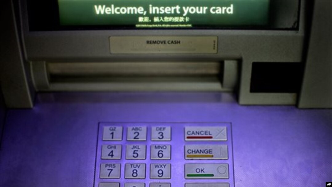 Además de robar números de tarjetas de crédito la red clonó tarjetas ATM y sustrajo dinero de cajeros automáticos.