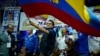 Fotografía de archivo del candidato presidencial Fernando Villavicencio ondeando la bandera nacional de Ecuador durante un evento de campaña en una escuela minutos antes de ser asesinado a tiros afuera de la misma escuela, en Quito, Ecuador, el 9 de agosto de 2023. 