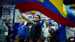 Fotografía de archivo del candidato presidencial Fernando Villavicencio ondeando la bandera nacional de Ecuador durante un evento de campaña en una escuela minutos antes de ser asesinado a tiros afuera de la misma escuela, en Quito, Ecuador, el 9 de agosto de 2023. 