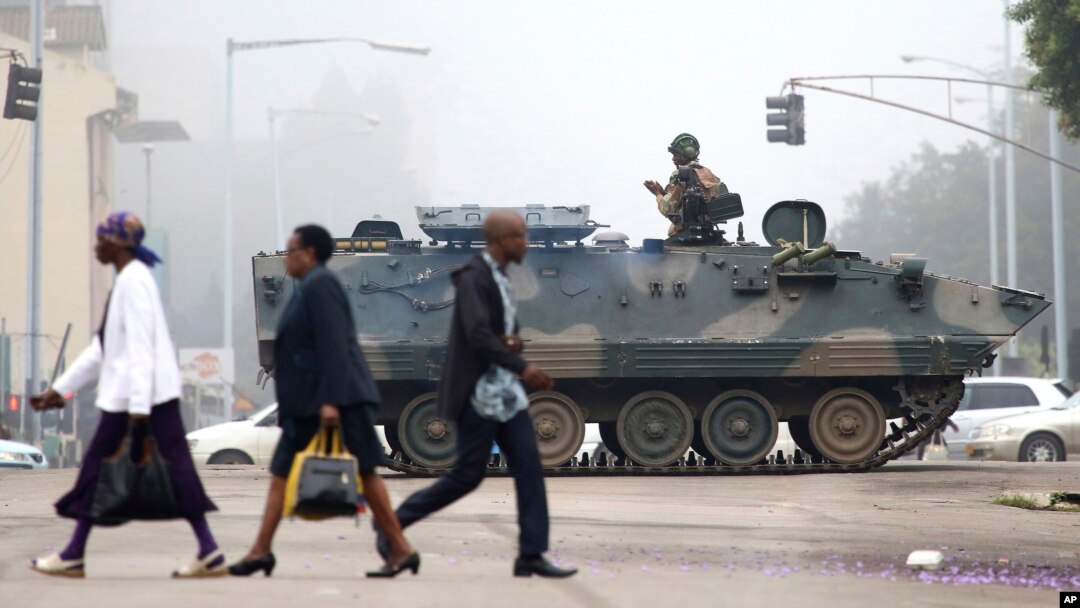 Militer melakukan patroli di Harare, Zimbabwe, Rabu (15/11). 