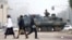Militer melakukan patroli di Harare, Zimbabwe, Rabu (15/11).