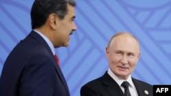 El presidente de Rusia, Vladimir Putin, comparte con el presidente de Venezuela, Nicolás Maduro, al margen de la cumbre BRICS en Kazán el 23 de octubre de 2024. 