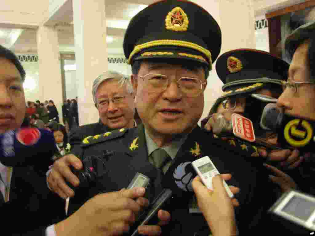 出席“两会”的军队代表