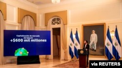 El presidente de El Salvador, Nayib Bukele, se dirige a la nación durante una transmisión en vivo para hablar sobre su plan de moneda legal bitcóin, en la Casa Presidencial en San Salvador, El Salvador, el 24 de junio de 2021.