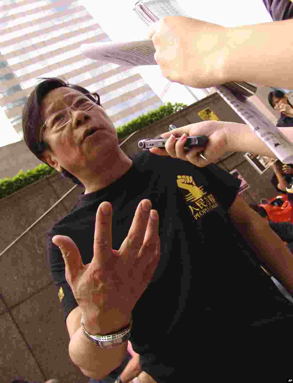 立法会议员黄毓民接受美国之音采访