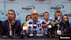 Jesus Torrealba (C), secretary of Venezuela's coalition of opposition parties (MUD), Henry Ramos Allup (R), President of the National Assembly and Henri Falcon, governor of Lara, talk during a news conference to demand a referendum to remove President Nicolas Maduro, in Caracas, July 26, 2016. 