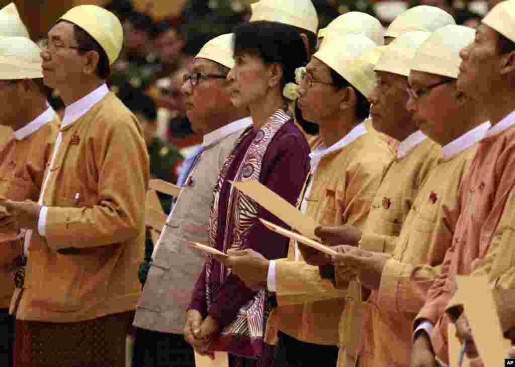 Aung San Suu Kyi, center, and elected lawmakers of her National League for Democracy party take an oath during a regular session of the Lower House at parliament in Naypyitaw, Burma, May 2, 2012.