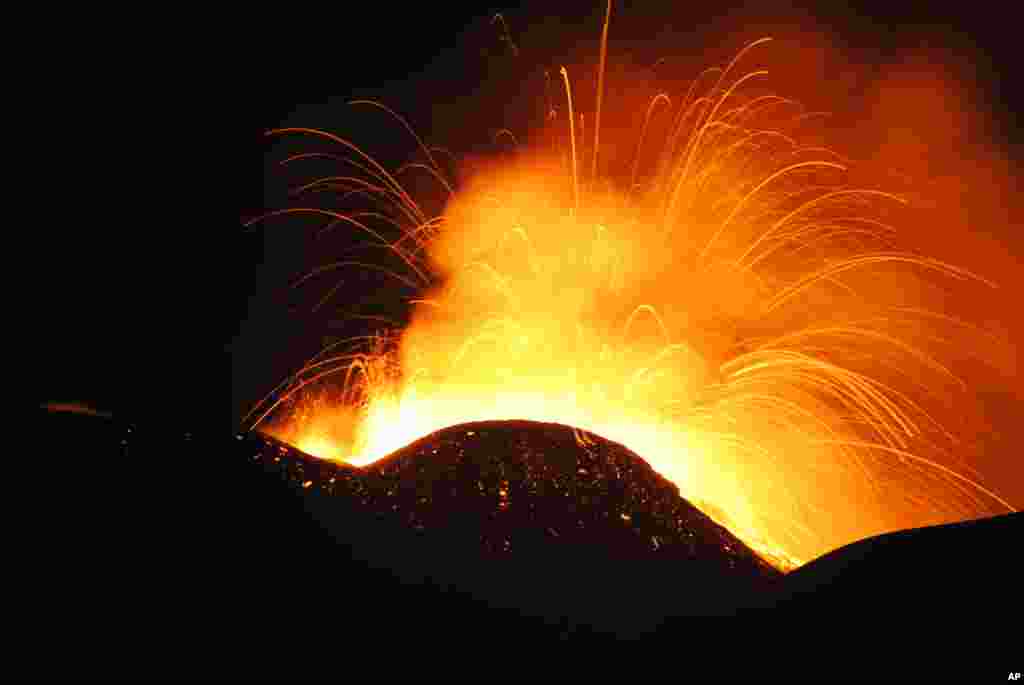 Kawah tenggara gunung berapi Etna di Sisilia, Italia selatan saat memuntahkan lava.