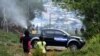 Un camión del gobierno hondureño durante una operación de fumigación para combatir los mosquitos Aedes aegypti, vector de la fiebre del dengue, en el barrio Nueva Capital en Tegucigalpa, el 27 de julio de 2019. AFP/Orlando Sierra.