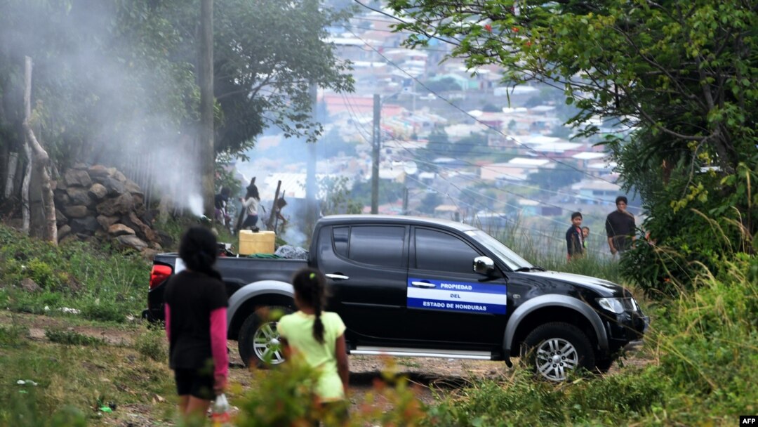 Un camión del gobierno hondureño durante una operación de fumigación para combatir los mosquitos Aedes aegypti, vector de la fiebre del dengue, en el barrio Nueva Capital en Tegucigalpa, el 27 de julio de 2019. AFP/Orlando Sierra.