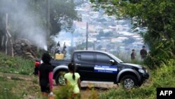 Un camión del gobierno hondureño durante una operación de fumigación para combatir los mosquitos Aedes aegypti, vector de la fiebre del dengue, en el barrio Nueva Capital en Tegucigalpa, el 27 de julio de 2019. AFP/Orlando Sierra.