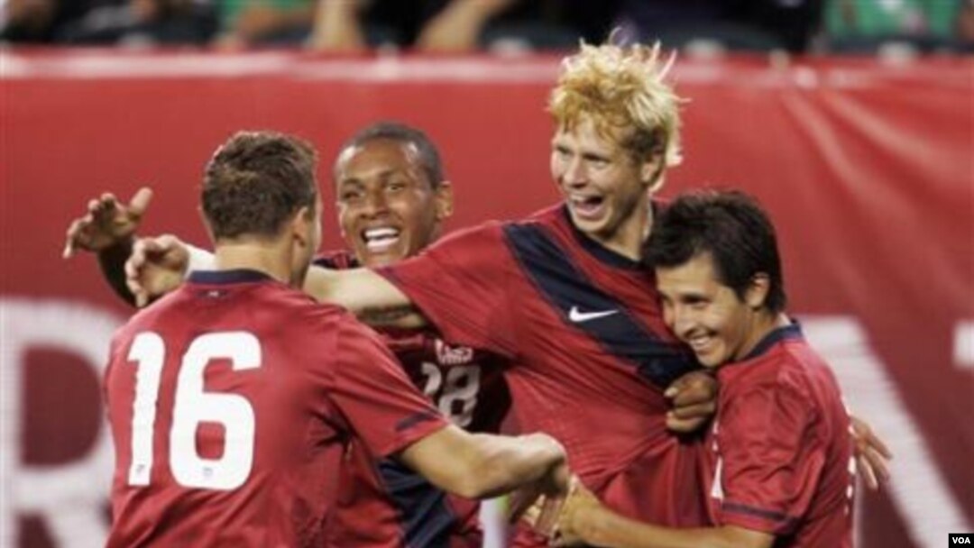 Gelandang sayap AS Robbie Rogers (16) disambut rekan-rekannya (dari kiri) Juan Agudelo, Brek Shea dan Jose Torres setelah mencetak gol dalam laga persahabatan melawan Meksiko di Philadelphia, Rabu (10/8).