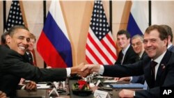 아시아태평양경제협력체(APEC) 정상회의 도중 악수를 나누는 미-러 양국 정상