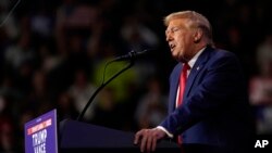 El candidato presidencial republicano, el ex presidente Donald Trump, habla en un mitin de campaña en el Mohegan Sun Arena en Casey Plaza, el sábado 17 de agosto de 2024, en Wilkes-Barre, Pensilvania.